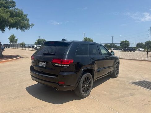 Used 2018 Jeep Grand Cherokee Altitude RWD image 5