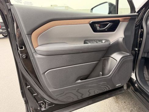 Used 2025 Subaru Forester Sport image 16