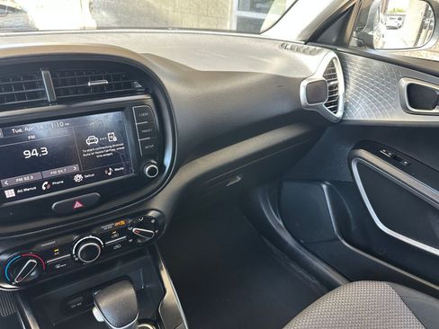 Used 2025 Kia Soul LX w/ LX Technology Package FWD image 33