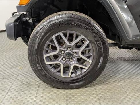 Used 2025 Jeep Wrangler Unlimited Sahara AWD/4WD image 36