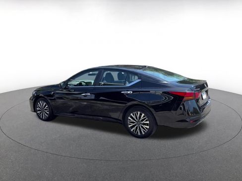 Used 2025 Nissan Altima 2.5 SV FWD image 9