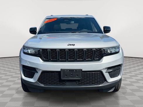 Used 2023 Jeep Grand Cherokee Altitude AWD/4WD image 10