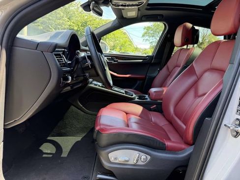 Certified 2024 Porsche Macan AWD/4WD image 11