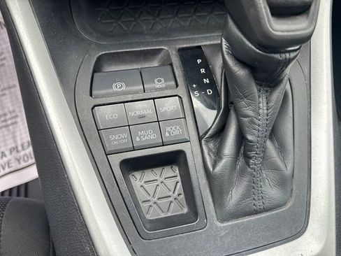 Used 2021 Toyota RAV4 LE AWD/4WD image 31