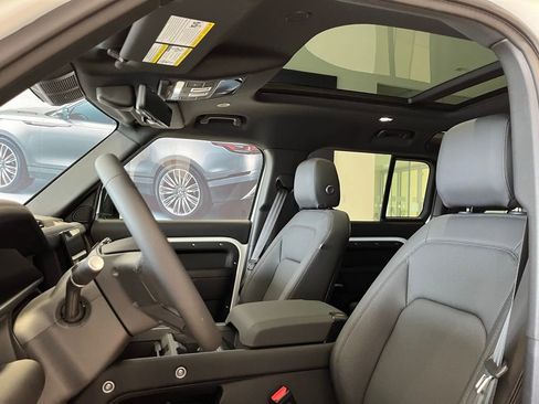 Used 2025 Land Rover Defender 110 X-Dynamic SE image 18