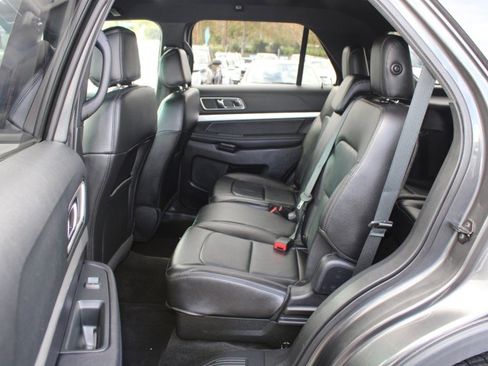 Used 2017 Ford Explorer XLT w/ Equipment Group 202A image 9