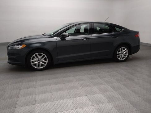 Used 2015 Ford Fusion SE image 2
