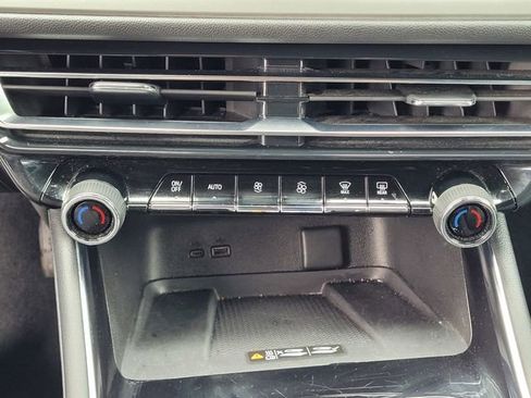 Used 2025 Chevrolet Traverse LT FWD image 21