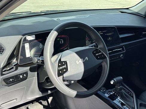 Certified 2025 Kia Niro EX image 18