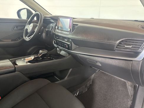 Used 2023 Nissan Rogue S image 32