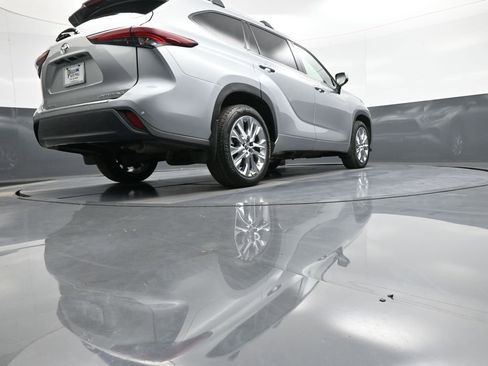 Certified 2024 Toyota Highlander Limited AWD/4WD image 32