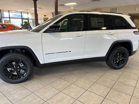 New 2025 Jeep Grand Cherokee Altitude image 4