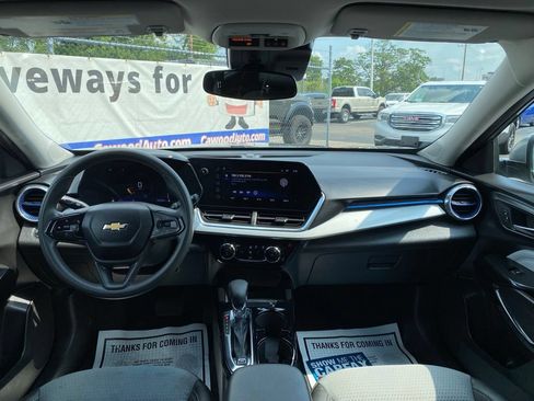 Used 2025 Chevrolet Trax LT FWD image 16
