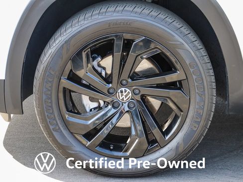 Used 2023 Volkswagen Atlas SE w/ Black Wheel Package FWD image 12