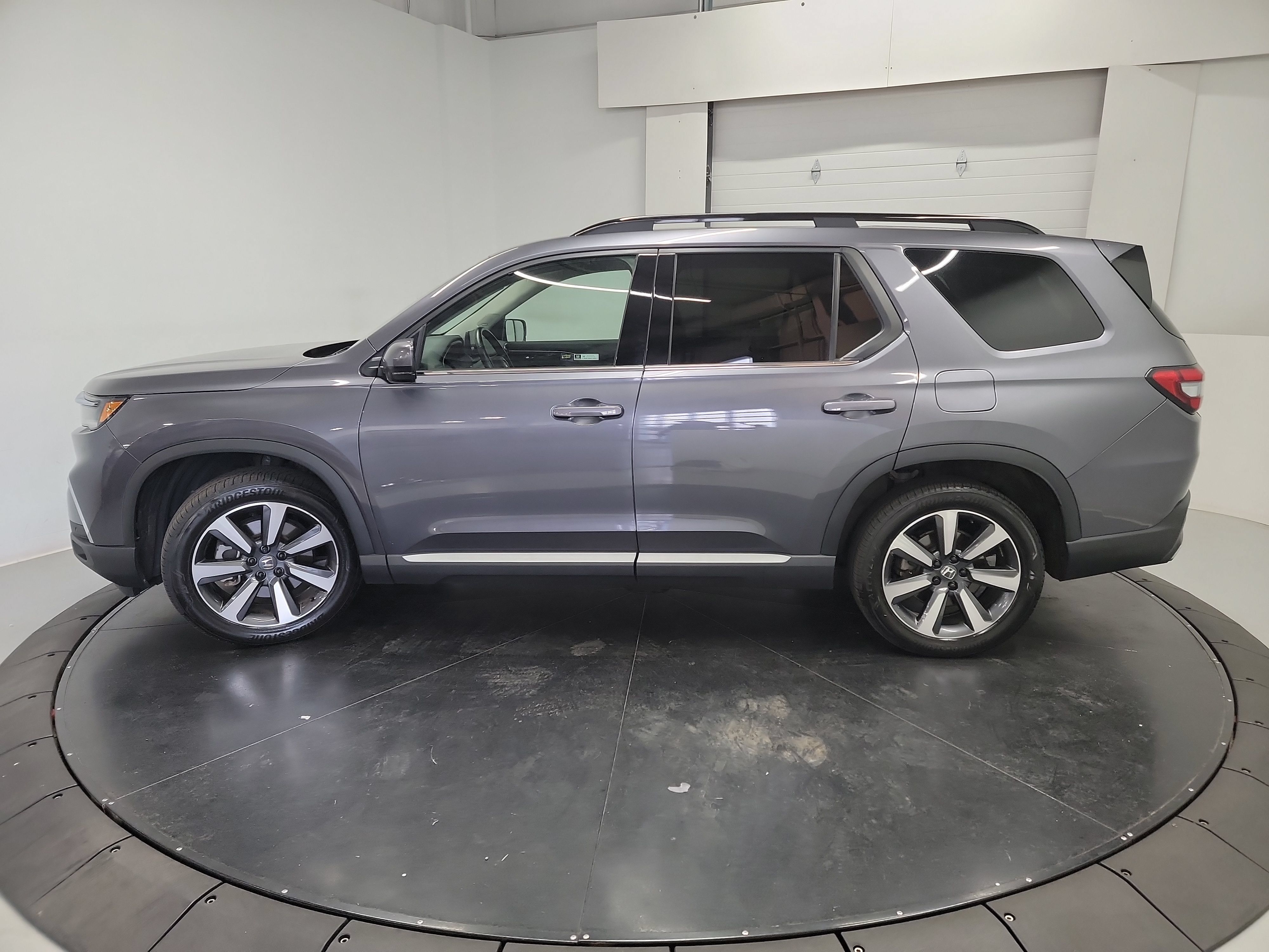 Certified 2025 Honda Pilot Touring image 5