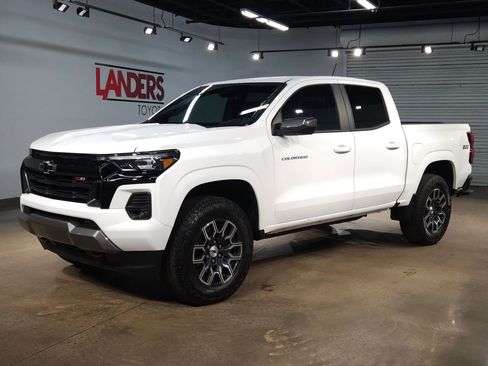 Used 2025 Chevrolet Colorado Z71 AWD/4WD image 3