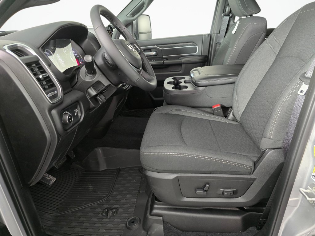 New 2026 RAM 3500 Big Horn AWD/4WD image 17