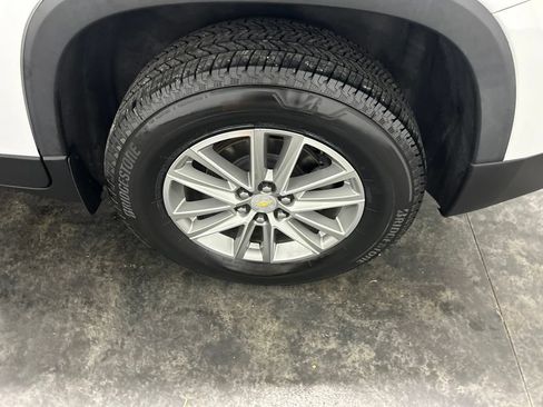 Used 2023 Chevrolet Traverse LT FWD image 8