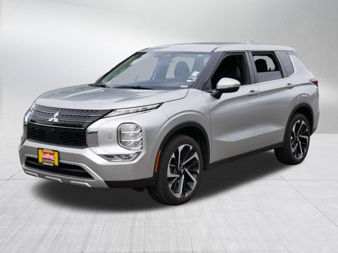 Used 2024 Mitsubishi Outlander SE AWD/4WD image 3