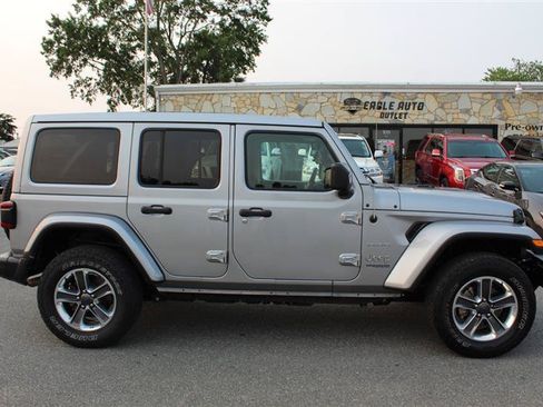 Used 2019 Jeep Wrangler Unlimited Sahara AWD/4WD image 8
