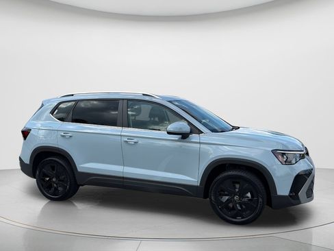 New 2026 Volkswagen Taos SE FWD image 4