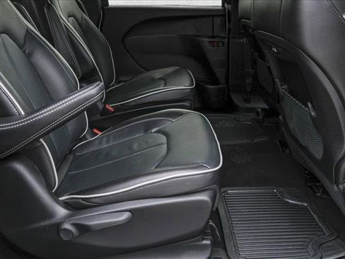 Used 2024 Chrysler Pacifica Premium image 28