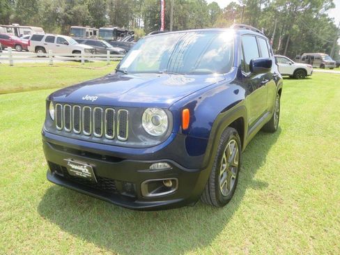 Used 2018 Jeep Renegade Latitude w/ Safety & Security Group FWD image 2