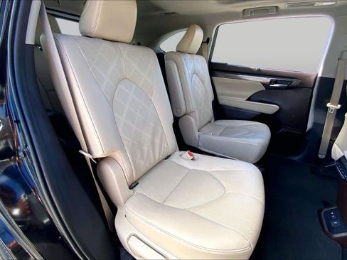 Used 2021 Toyota Highlander Platinum FWD image 19