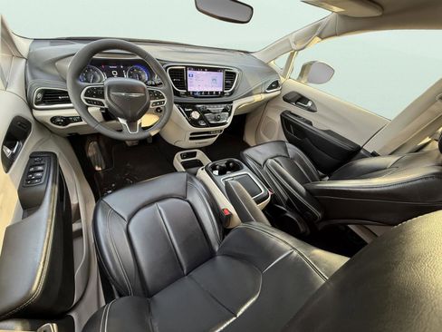 Used 2023 Chrysler Pacifica Touring-L image 10