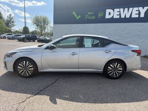 Used 2024 Nissan Altima 2.5 SV FWD image 2