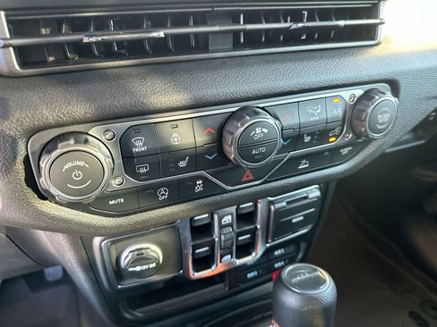 New 2025 Jeep Gladiator Sport image 18