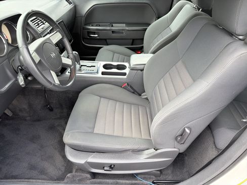 Used 2009 Dodge Challenger SE RWD image 2