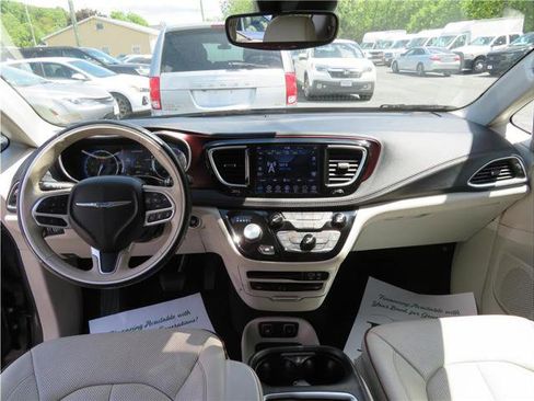 Used 2019 Chrysler Pacifica Limited image 26