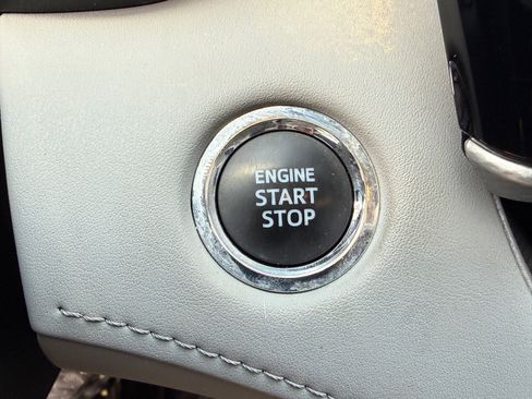 Used 2023 Toyota Highlander Platinum FWD image 32