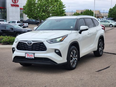 Used 2020 Toyota Highlander XLE AWD/4WD image 4