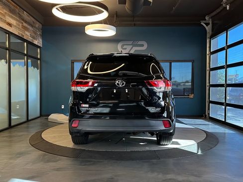 Used 2019 Toyota Highlander SE AWD/4WD image 4