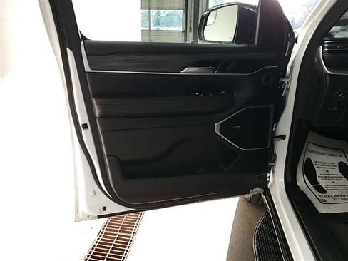 Used 2024 Jeep Wagoneer L Series II w/ Flexible Seating Group AWD/4WD image 10