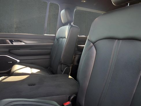 Certified 2024 Jeep Wagoneer L Series II w/ Flexible Seating Group AWD/4WD image 38
