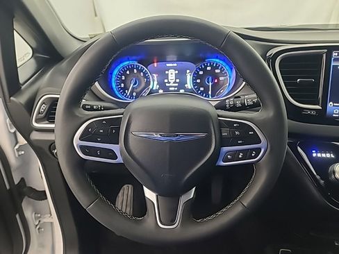 Used 2025 Chrysler Pacifica Select FWD image 31