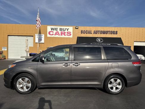 Used 2013 Toyota Sienna LE w/ Towing Pkg image 3