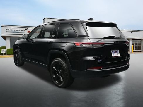 Used 2023 Jeep Grand Cherokee Altitude AWD/4WD image 3