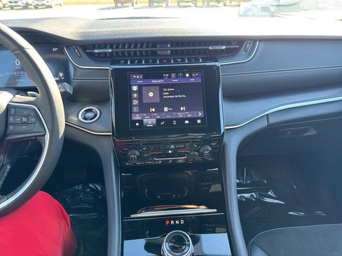 Certified 2024 Jeep Grand Cherokee Altitude image 3