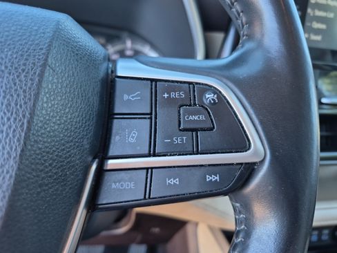 Used 2022 Toyota Highlander XLE AWD/4WD image 28