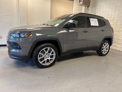 Used 2023 Jeep Compass Latitude AWD/4WD image 14