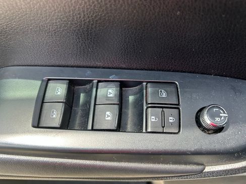 Used 2018 Toyota Highlander SE FWD image 19