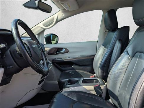 Used 2017 Chrysler Pacifica Touring-L Plus FWD image 13