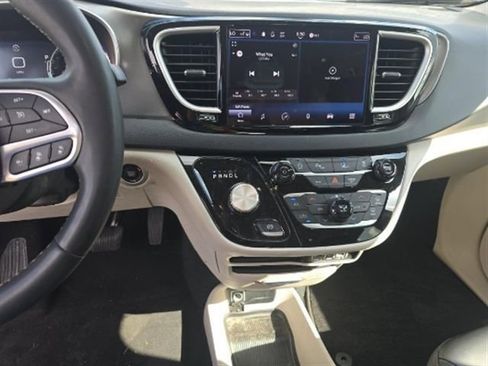 Used 2023 Chrysler Pacifica Touring-L FWD image 4