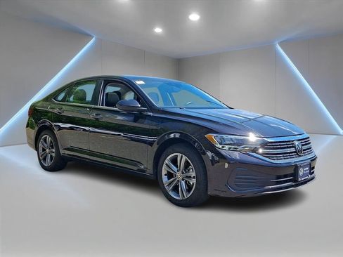 Used 2023 Volkswagen Jetta SE w/ Panoramic Sunroof Package FWD image 3