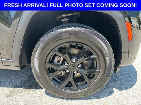 Used 2024 Jeep Grand Cherokee Altitude AWD/4WD image 31