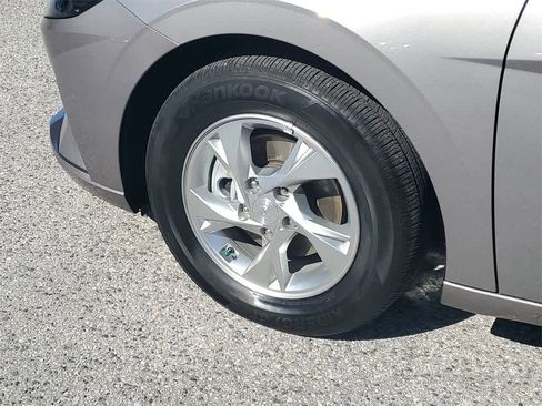 Used 2023 Hyundai Elantra SE image 5